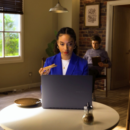 laptop-16-inch-mong-nhe- ASUS-Vivobook-S16-OLED-M5606KA-3.png